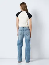 Remera color crema con mangas cortas negras tipo ranglán y estampado de jinete con la palabra 'Bandida'.