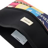 Cartuchera Rip Curl con estampado multicolor y cierre superior.