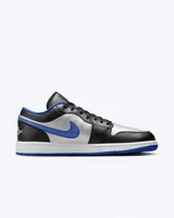 Zapatillas Nike Air Jordan 1 Low, con capellada de cuero gris, detalles en negro y rojo, y suela blanca con borde rojo.