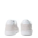 Championes New Balance modelo 080, color gris claro con detalles en blanco. Confeccionados en gamuza y malla, con el logo "N" característico en los laterales y suela blanca.