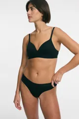 Bikini de diseño minimalista, confeccionado en suave algodón con elástico en el contorno de la cintura.