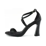 Sandalia de tacón Piccadilly color negro, con tira delgada sobre los dedos y tiras cruzadas en el tobillo con hebilla dorada.