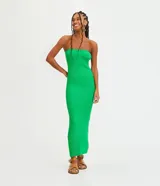 Vestido midi de punto acanalado color verde, sin mangas y con escote recto.