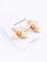 Aros colgantes dorados con forma de flor de cuatro pétalos y centro texturizado.