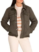 Campera color rosa pálido con diseño acolchado en forma de hojas, cuello camisero, cierre frontal con botones a presión, dos bolsillos de parche en el pecho y corte recto.