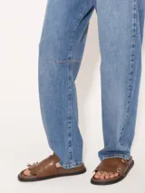 Jeans de tiro medio, color celeste, de silueta slouch con pinzas en la rodilla.