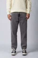 Pantalón de jean gris con efecto lavado, corte mom fit, tiro alto y pierna recta.