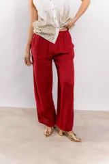 Pantalón de lino rojo con cintura elástica y corte ancho.