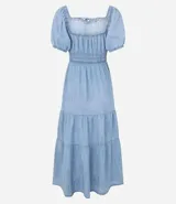Vestido midi de jeans celeste, con escote cuadrado con lazo, mangas cortas abullonadas, cintura elastizada y falda escalonada con volados.