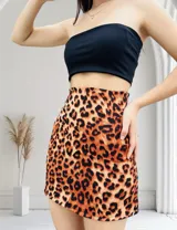 Conjunto de top bandeau y minifalda color negro.