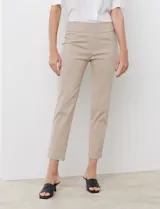 Pantalón de gabardina elastizada color azul marino, marca Ruby Rd. Tiro alto, corte recto, largo al tobillo, pretina ancha, bolsillos delanteros simulados y bolsillos traseros aplicados.