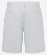 Bermuda masculina de sarga color rosado, con corte recto y bolsillos laterales.