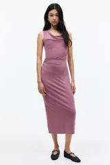 Vestido midi sin mangas color rosa viejo, de punto elástico con leve brillo, corte ajustado y frunces en escote, hombros y en un lateral de la cintura para crear un efecto drapeado.