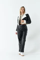 Campera corta de cuero sintético color marrón con interior y detalles de corderito color beige.