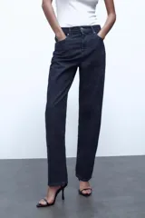 Pantalón de jean celeste de tiro bajo, corte flare, cropped y cinco bolsillos.