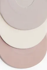 Pack de tres pares de soquetes invisibles de punto fino en mezcla de algodón suave, diseñados para quedar ocultos en el calzado. Con reborde de silicona en el interior del talón para un ajuste óptimo. Uno en color gris, uno en color blanco y uno en color rosa.