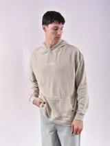 Canguro beige con capucha, bolsillo tipo canguro y puños y cintura acanalados. Estampado frontal con la frase "Lost Minds Waves California".