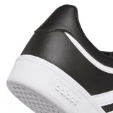 Championes Adidas Hoops 4.0 de caña baja, color negro con las tres tiras blancas y suela blanca.