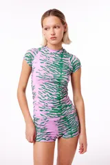 Remera anatómica de manga corta confeccionada en tejido de poliéster con elastano y estampado de tigre en tonos rosa y verde.