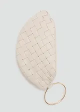 Bolso de mano pequeño color crema, con diseño trenzado tipo intrecciato y forro interior de algodón. Posee un asa de mano tipo pulsera metálica dorada.