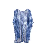 Kimono azul de gasa sintética liviana con estampado floral, calce suelto y ruedo irregular con puntas.