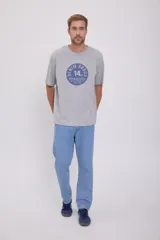 Camiseta gris de manga corta y cuello redondo con estampa circular azul con texto "Denim Goods 14oz Premium Jack & Jones Co. Reg. T.M.".