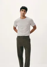 Camiseta básica de manga corta, cuello redondo y calce regular, color rojo jaspeado.