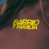 Canguro marrón con capucha y cordones ajustables, bolsillo tipo canguro y puños y cintura acanalados. Estampado amarillo en el pecho con la leyenda "Barrio y Familia".