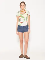 Remera estampada de flame de algodón, con cuello en V, recorte central en la espalda y ruedo curvo.