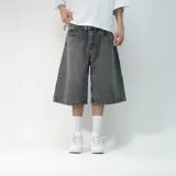 Bermuda de jean negra, corte holgado, con bolsillos traseros y detalle de bordado en uno de ellos.