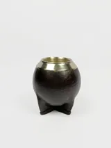 Mate forrado en cuero marrón con boca de alpaca y base con tres patas.