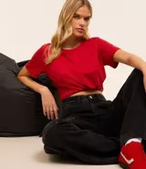 Blusa básica de algodón color tostado, de manga corta con dobladillo y nudo frontal.