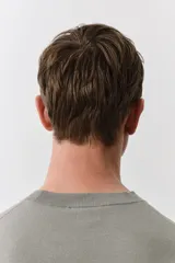 Remera verde claro de punto fino suave con remate acanalado en cuello, mangas y bajo. Corte ajustado que realza el contorno del cuerpo creando una silueta entallada.