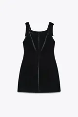 Vestido corto negro de terciopelo, con escote cuadrado y tirantes gruesos con detalle de lazos.