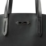 Cartera tipo shopper negra de cuero sintético con asas fijas, cierre principal con cremallera y broche. Incluye tres compartimentos y bolsillos internos, uno con cierre.