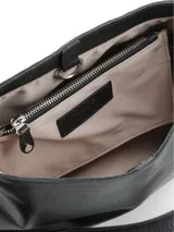 Cartera negra de cuero con correa regulable, abertura central con herraje metálico y división interna con cierre.