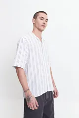 Camisa de manga corta a rayas con textura y fit regular.