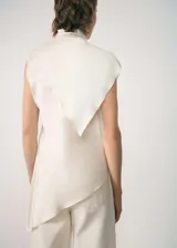 Blusa blanca sin mangas de tejido satinado con cuello alto y bajo asimétrico.