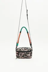 Bandolera de nylon matelassé con estampado de leopardo, correa larga regulable y correa de cordones trenzados de colores.
