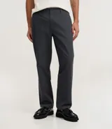 Pantalón de hombre de sarga color gris oscuro, de corte recto, con cintura con trabilla, cierre tradicional y bolsillos.
