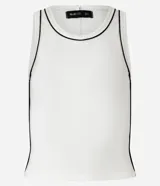 Musculosa negra de algodón con cuello redondo y frisos contrastantes en blanco en el cuello y las sisas.