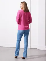 Blusa rosa con escote en V, mangas 3/4 japonesas y nudo en el ruedo.