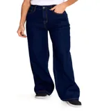 Pantalón de jean celeste de pierna ancha con roturas en ambas rodillas.