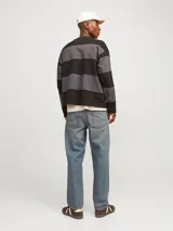 Pantalón de jean celeste de tiro alto y corte holgado. Cierre con botones y acabado stonewash.