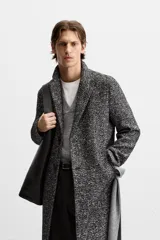 Abrigo regular fit con tejido con 23% de lana. Cuello con solapas de muesca y manga larga. Bolsillos de vivo en cadera y detalle de bolsillo interior. Bajo con abertura en centro espalda. Cierre frontal de botonadura.