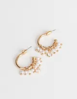 Aros tipo argolla dorados con apliques de perlas blancas y cristal transparente.