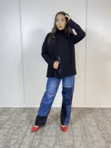 Pantalón de jean con diseño patchwork en diferentes tonos de azul y negro. Corte recto, tiro medio y sin lycra.
