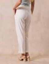 Pantalón de lino color blanco, marca Cable & Gauge, con pretina ancha elastizada, lazo de ajuste, bolsillos delanteros y ruedo con botamanga.