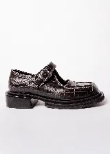 Zapatos Mary Jane color marrón con textura de cocodrilo, hebilla dorada y suela track.