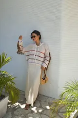 Buzo oversize con capucha, acanalado y con flecos en las mangas.